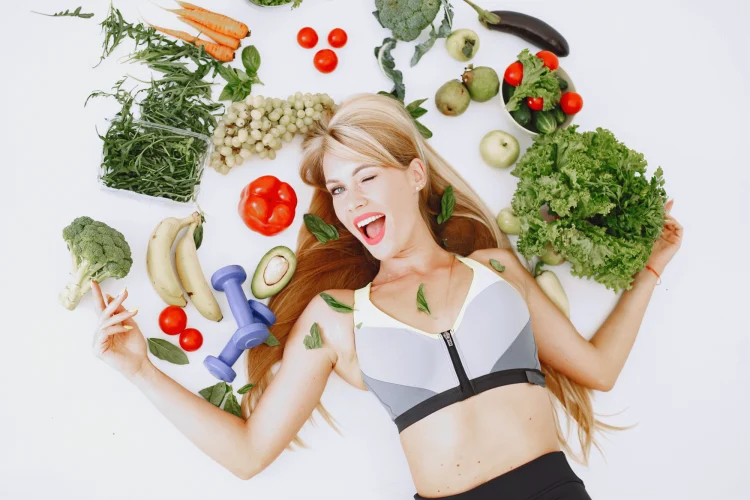zdrowe-odzywianie-koncepcja-diety-i-ludzi-blondynka-na-podlodze